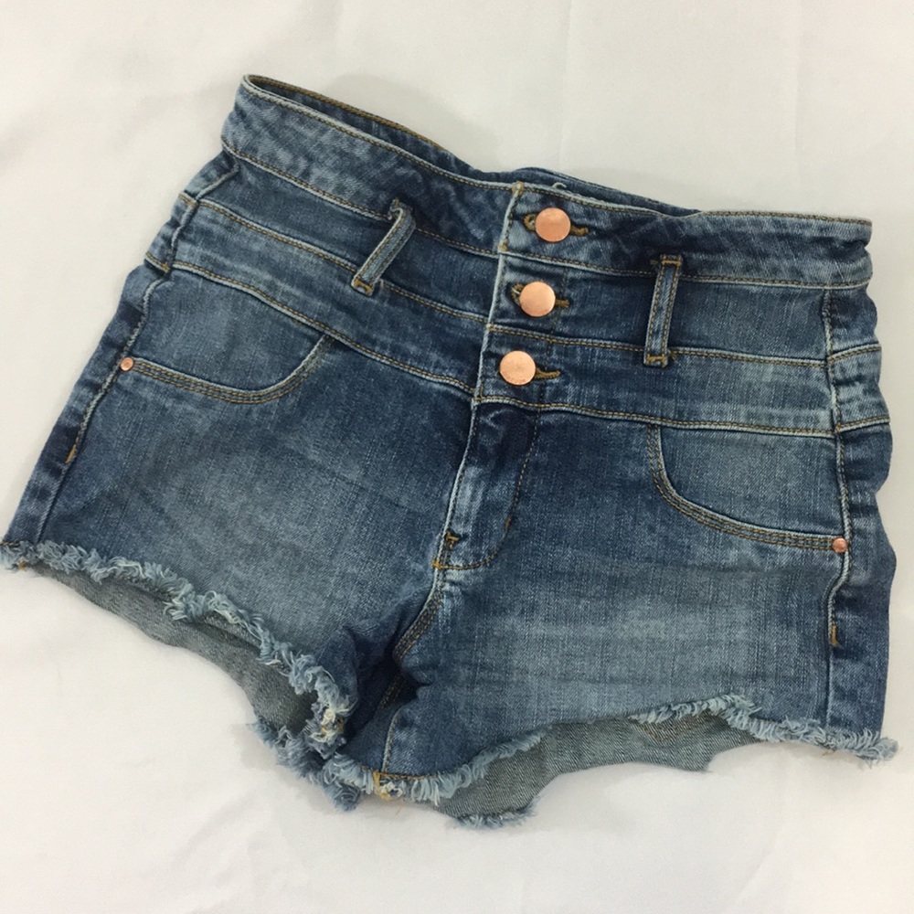 High rise exposed button short